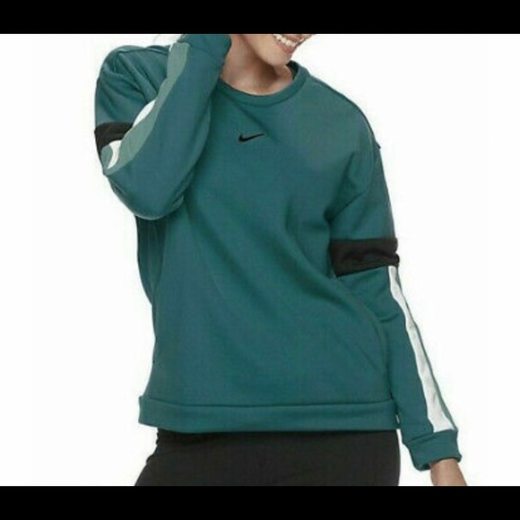 Nike Tops - Nike therma loose fit sweatshirt